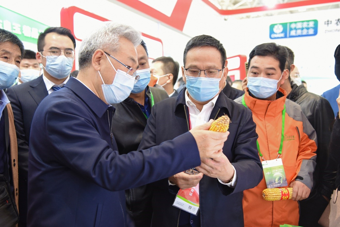 农发种业所属中农天泰公司总经理宋发军在种业信息发布会上进行品种